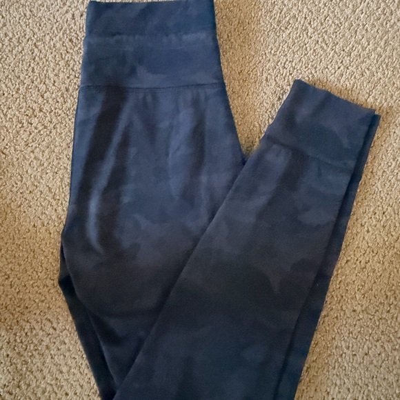 Vuori Daily Black Camo Leggings Sz M - Picture 3 of 4
